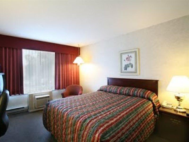 Sandman Hotel Edmonton West Room photo